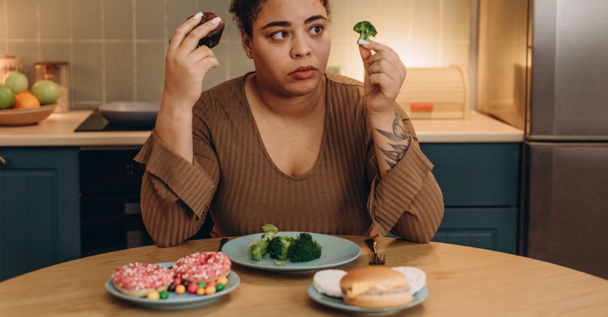 ragazza-seduta-a-tavola-con-piatti-davanti