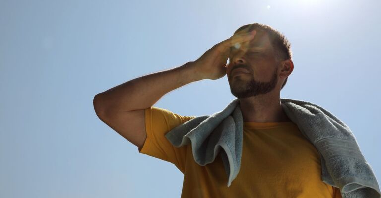 Un ragazzo accaldato e provato.