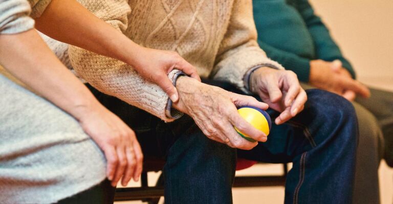caregiver tiene la mano di una persona anziana