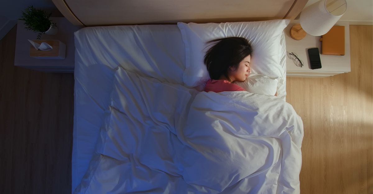 ragazza dorme nel letto