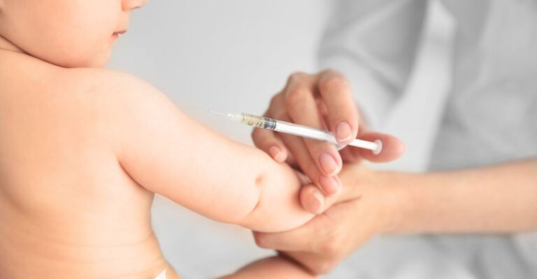 neonato riceve puntura vaccinale