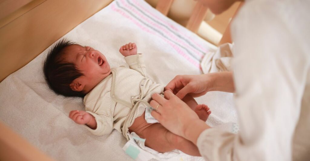 Un neonato che piange