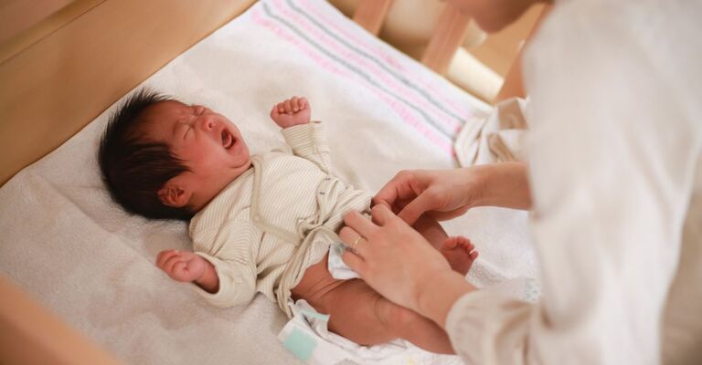 Un neonato che piange