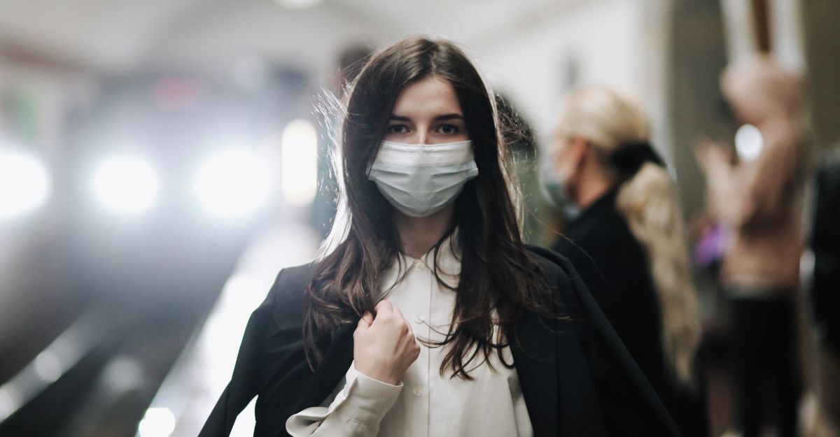 Una donna in metropolitana con la mascherina