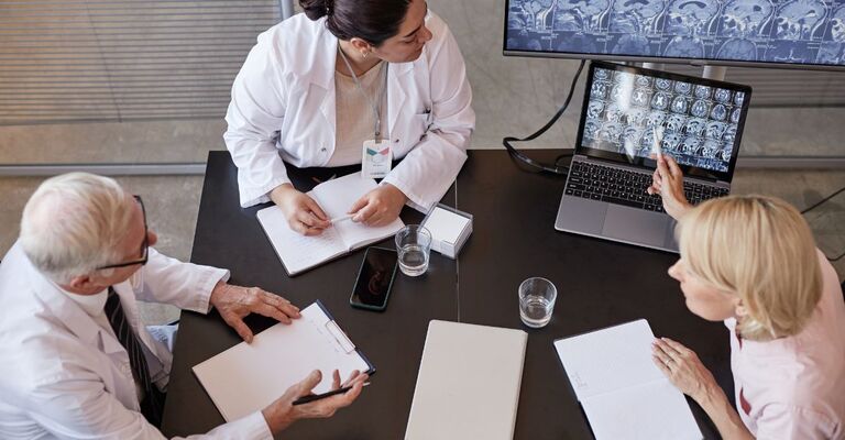 gruppo di neurologi controlla risonanza magnetica