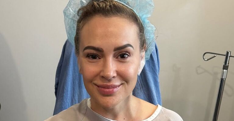 Primo piano di Alyssa Milano prima di entrare in sala operatoria