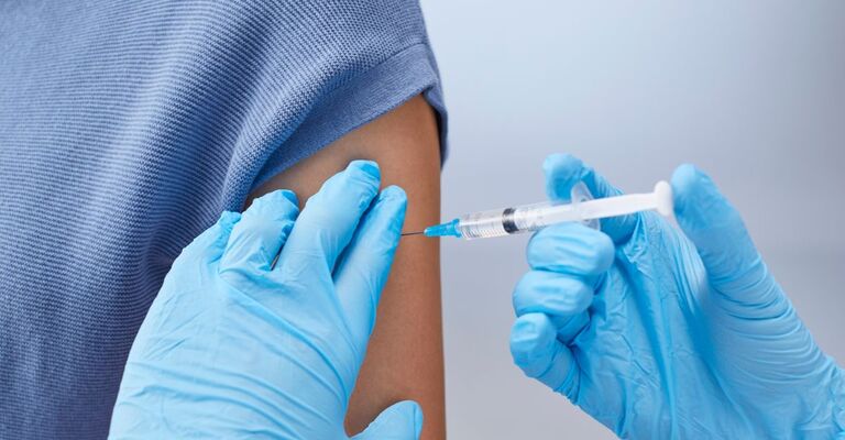 Un infermiere fa il vaccino a un paziente.