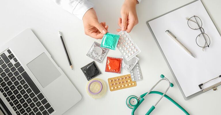 scrivania di un medico con metodi contraccettivi