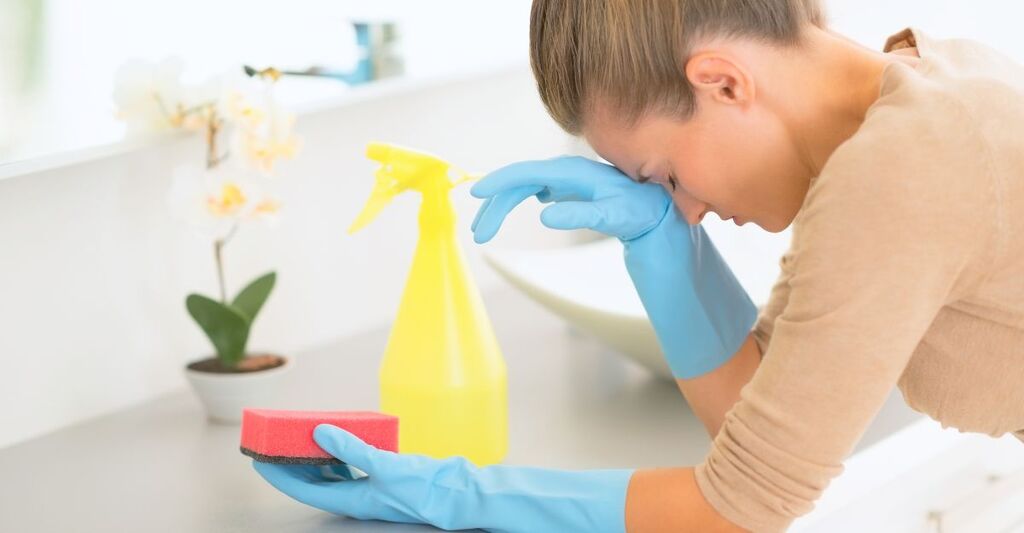Ritratto di una casalinga frustrata nel bel mezzo dei lavori di pulizia