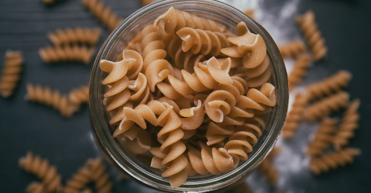 Una ciotola di pasta di semola
