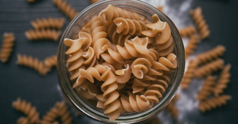 Una ciotola di pasta di semola