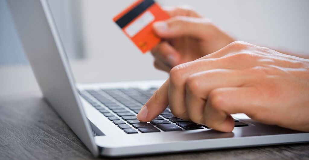 persona-che-fa-acquisti-online
