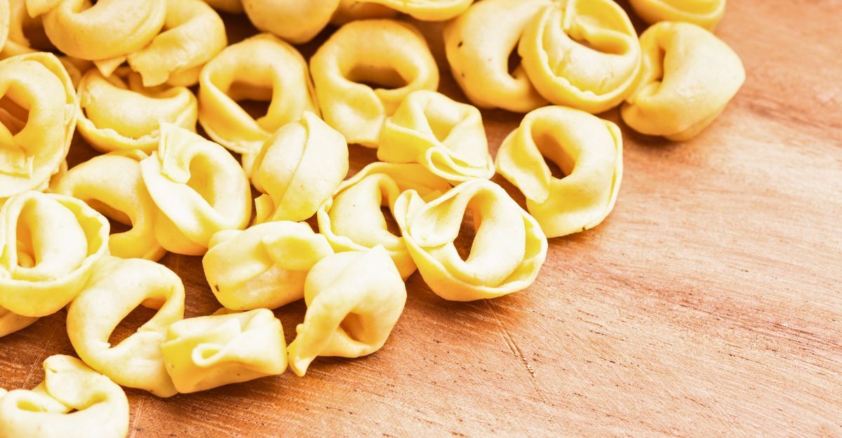 Tortellini freschi su un tavolo.