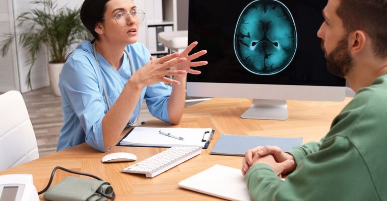 neurologa spiega tac a paziente