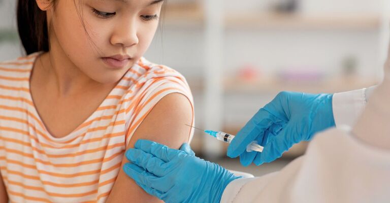 Una bambina fa il vaccino.