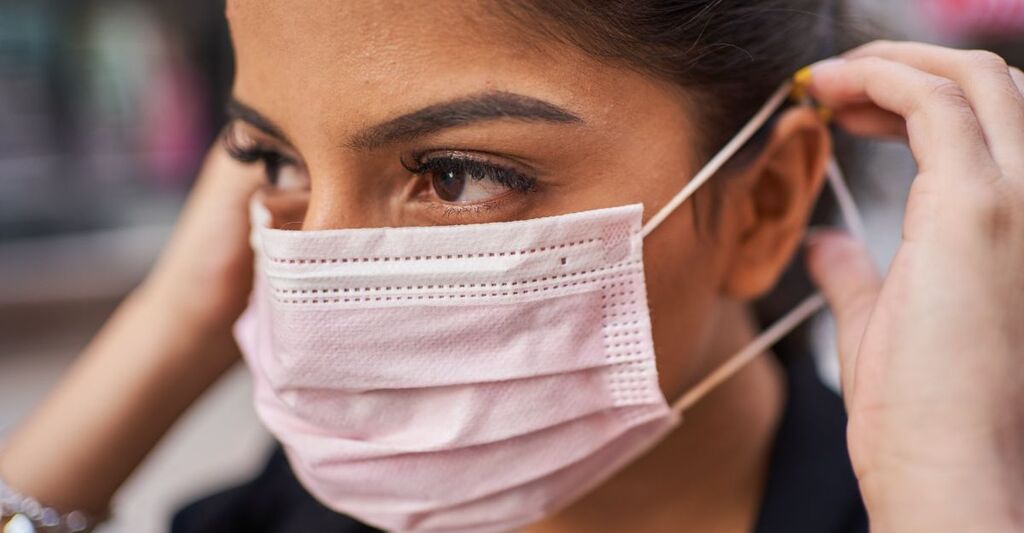 Il primo piano di una ragazza con la mascherina