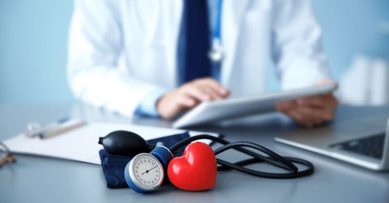 Un italiano su quattro ha il colesterolo alto (ma pochi lo sanno) medico cardiologo