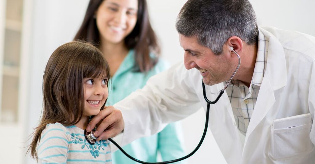 medico ausculta il cuore ad una bambina sorridente