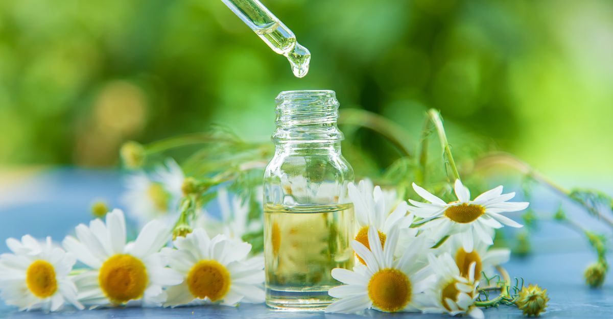 Olio di camomilla in una fiala con dosatore.