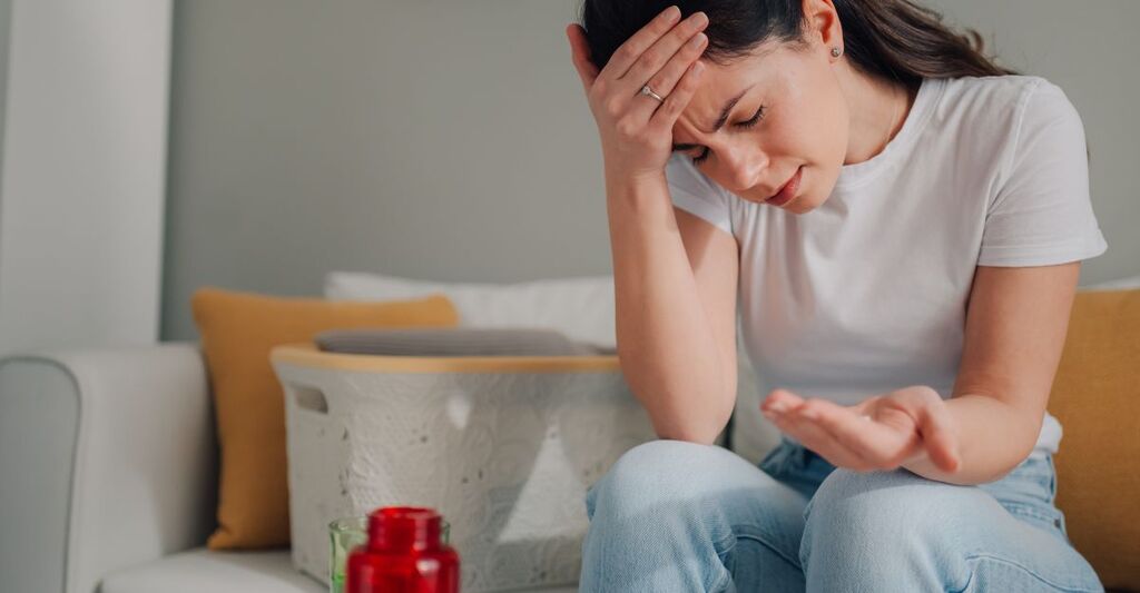 Una giovane donna si sente male e prende medicine a casa