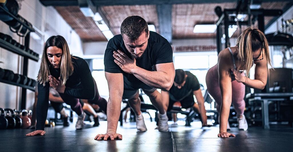 Un gruppo di persone che pratica attività fisica.