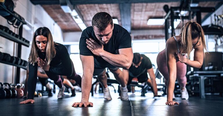 Long-covid e sistema immunitario: i benefici dell'attività fisica Un gruppo di persone che pratica attività fisica.