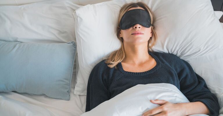 Una donna a letto che dorme.