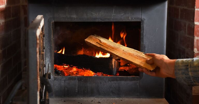 Una stufa a legna