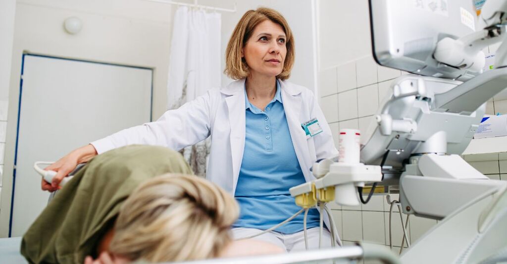 Visita medica con sonda ecografica sulla parte bassa della schiena