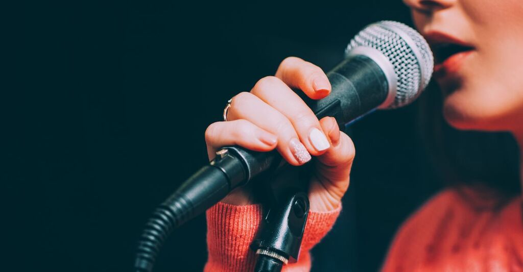 cantante al microfono
