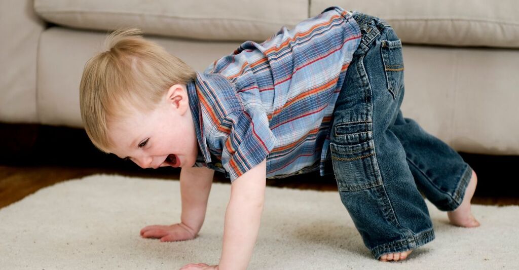 bimbo prova a tirarsi su