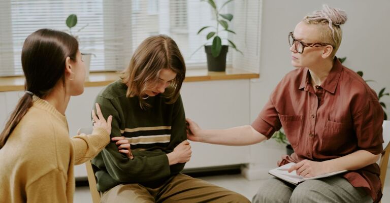 Un ragazzino a una seduta psicologica.