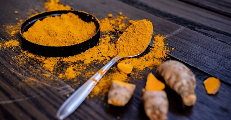 Curcuma in polvere in una ciotola.