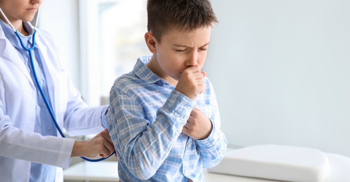 Un bambino che viene visitato da una pediatra