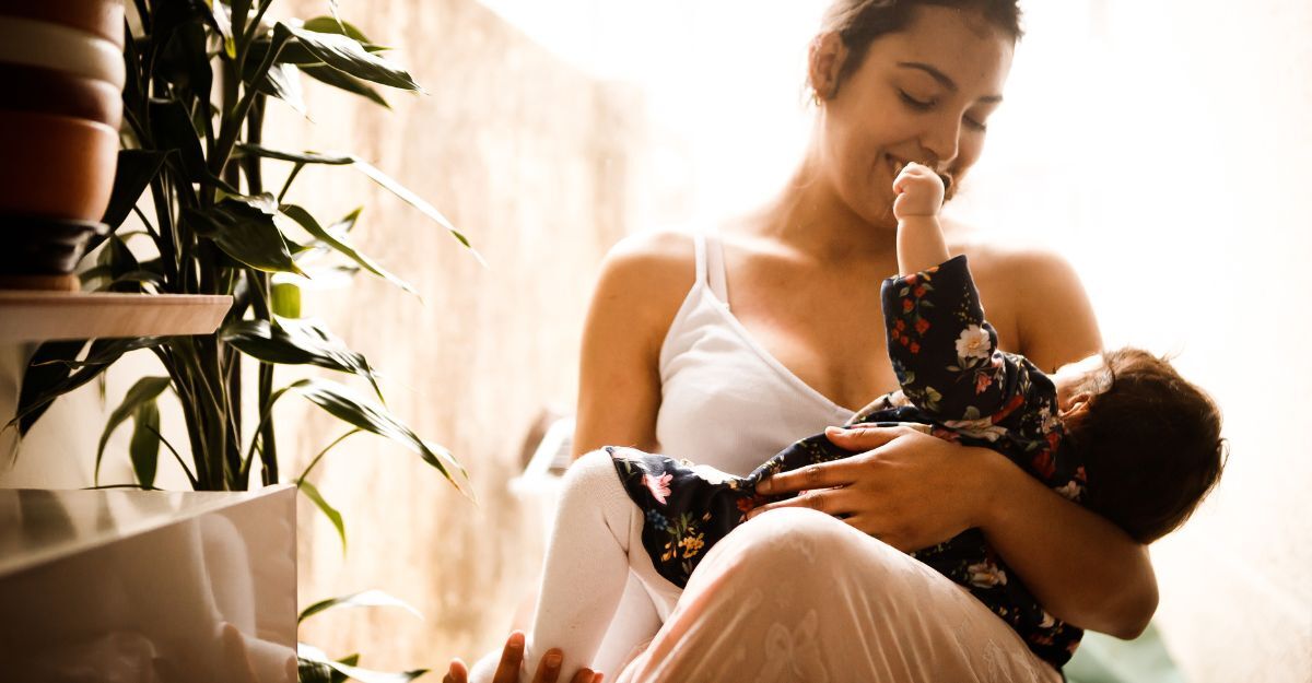 mamma allatta il suo neonato