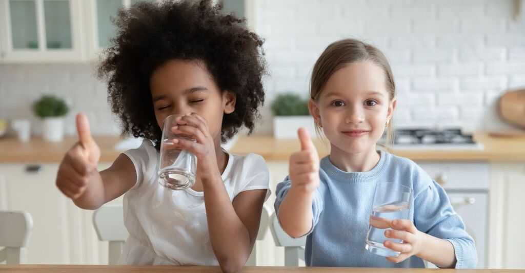 Due bambine bevono l'echinacea.