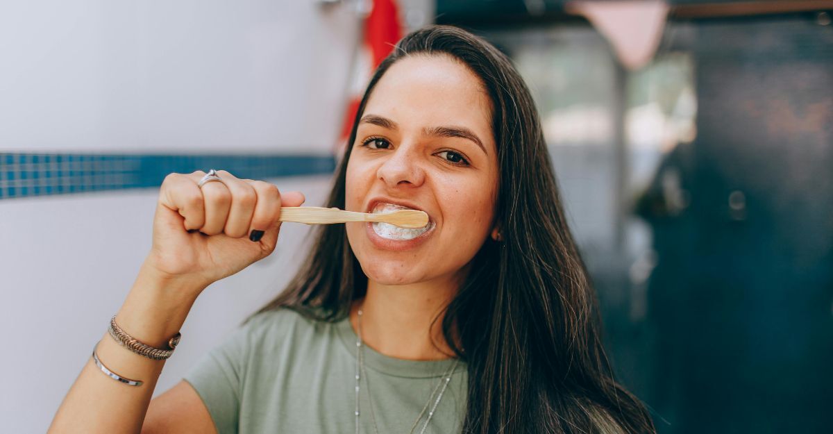 Una ragazza che si lava i denti