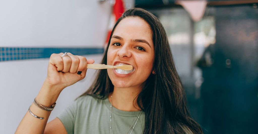 Una ragazza che si lava i denti