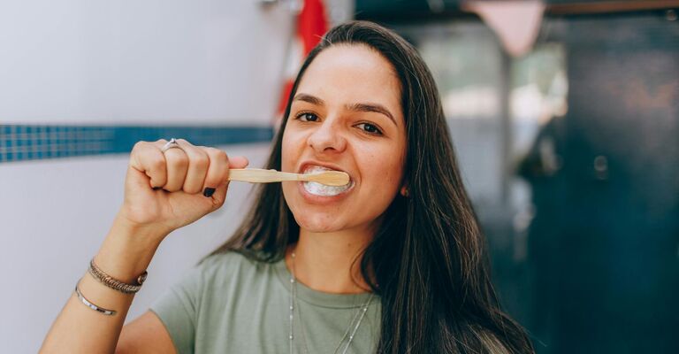 Una ragazza che si lava i denti