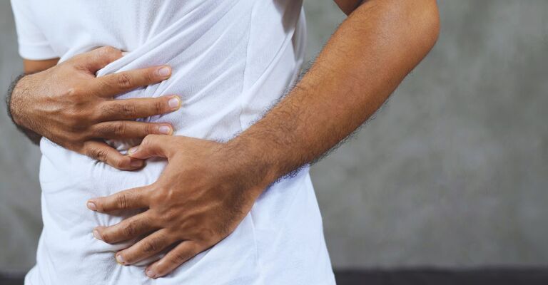 Un uomo che soffre di dolori addominali.