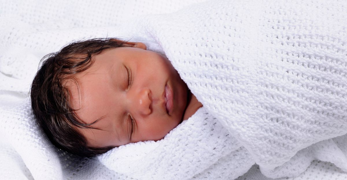 Un neonato nel sacco nanna.