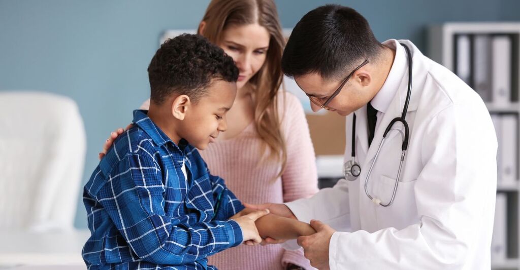 Pediatra visita un bambino afroamericano in clinica