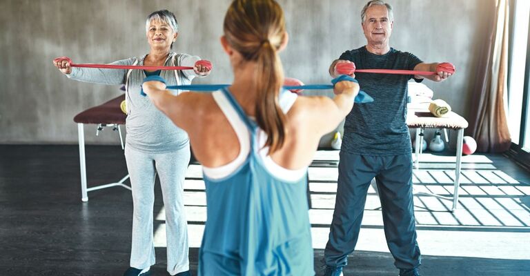 personal trainer in palestra con 2 clienti