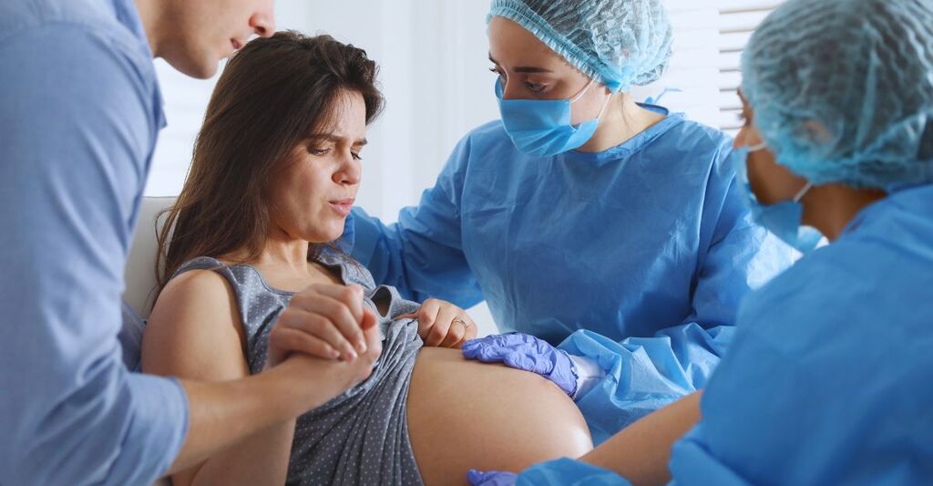 Donna che partorisce in ospedale per la maternità