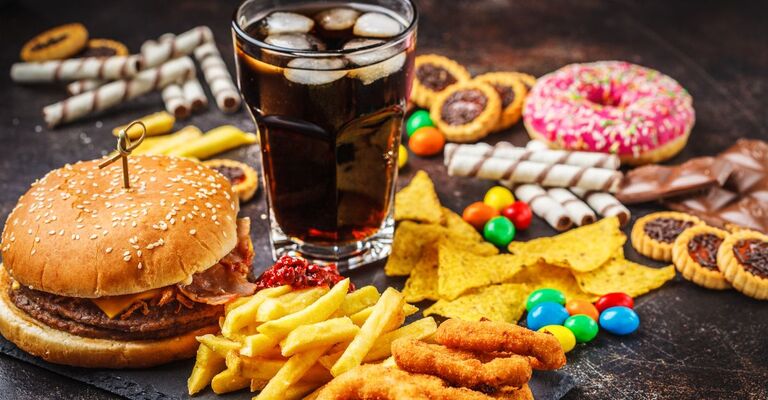cibo ultraprocessaro, hamburger, bibite gasate, patatine fritte