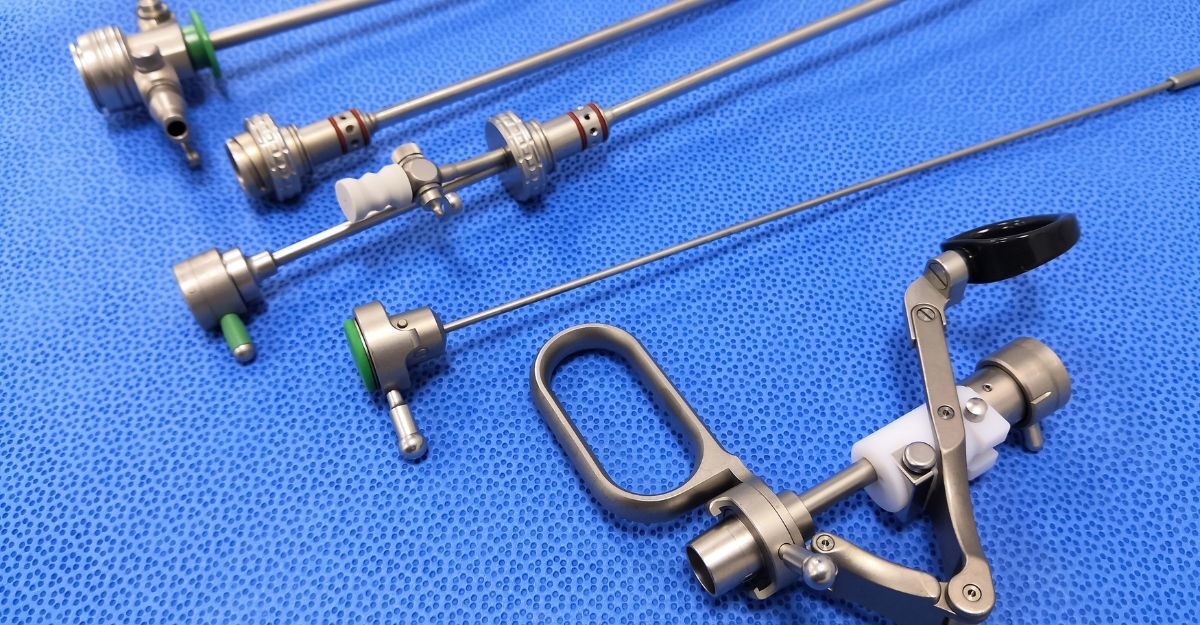 Strumenti chirurgici per isteroscopia su un drappo blu.