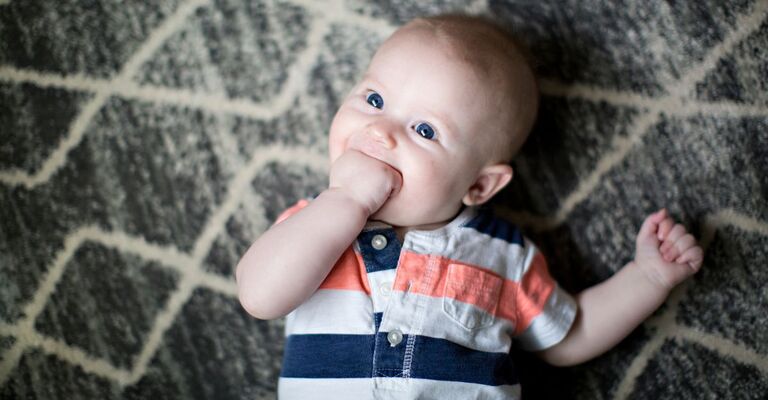 Perché il neonato si mette le mani in bocca Un neonato che si mette la mano in bocca