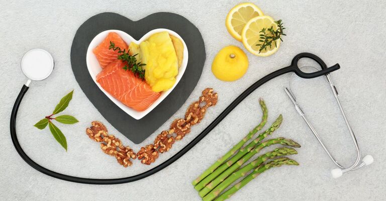 tavola-con-cibi-salutarli-salmone-avocado