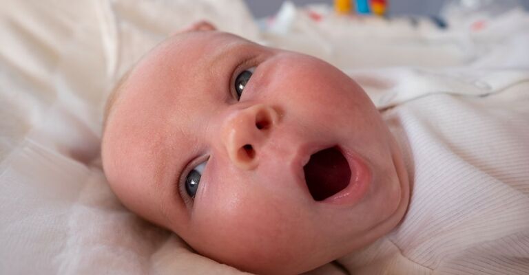neonato che sbadiglia