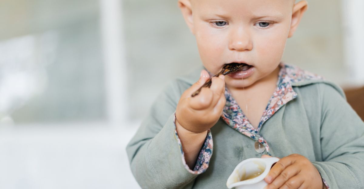 Un bambino che mangia il miele